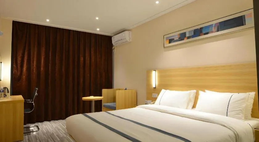 Bed in City Comfort Inn Huanggang Qichun Exhibition Center