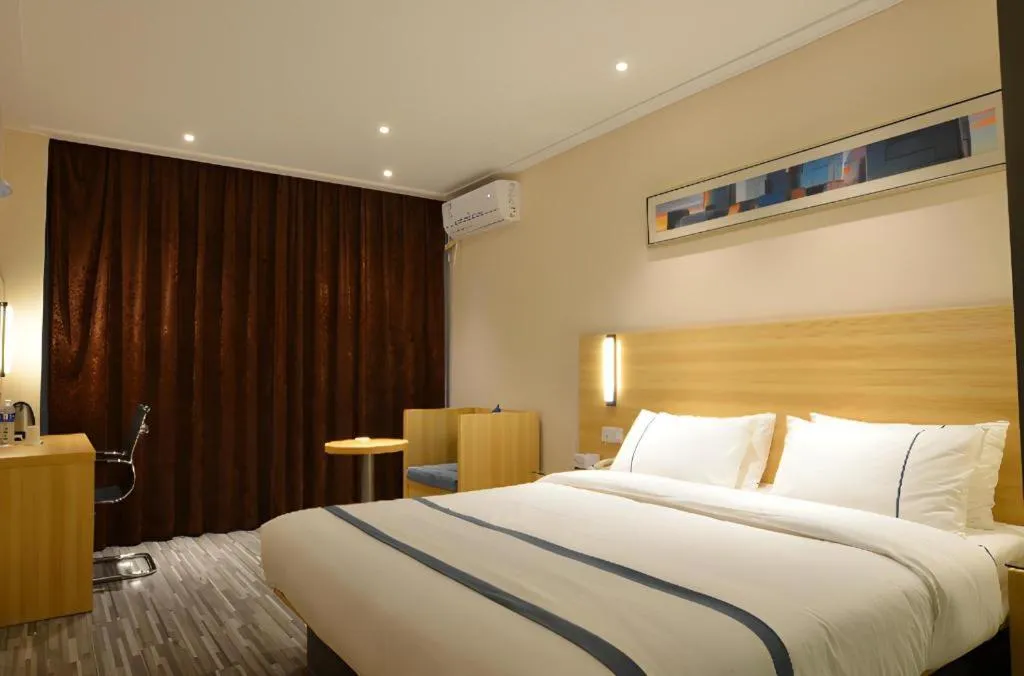 Bed in City Comfort Inn Huanggang Qichun Exhibition Center