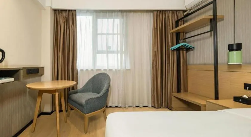 Bed in City Comfort Inn Wuzhou Municipal Government Vocational College