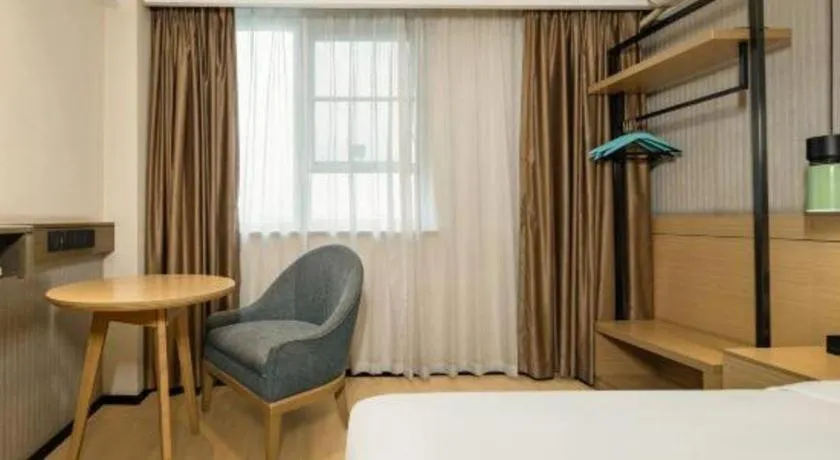 Bed in City Comfort Inn Wuzhou Municipal Government Vocational College