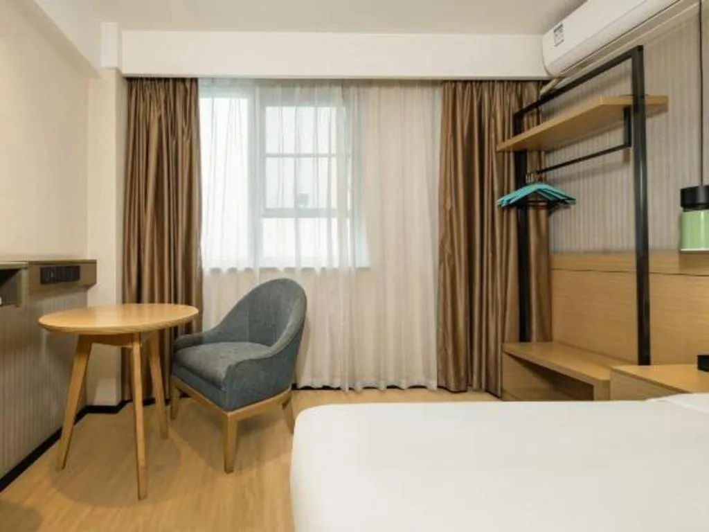 Bed in City Comfort Inn Wuzhou Municipal Government Vocational College