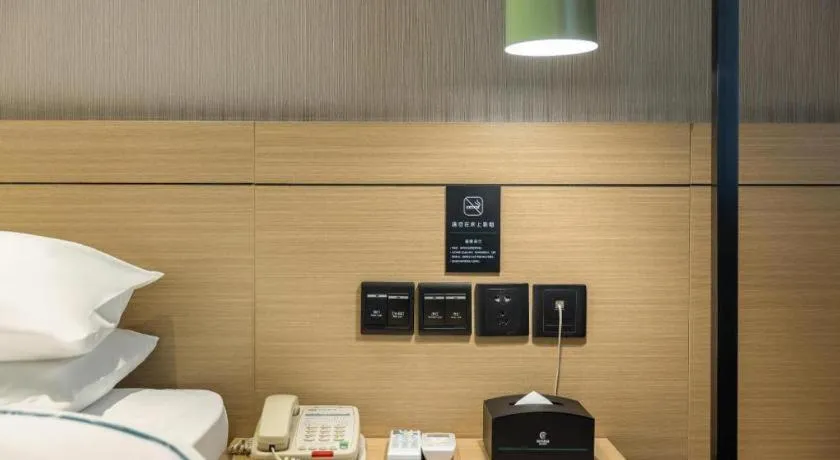 Bed in City Comfort Inn Wuzhou Municipal Government Vocational College