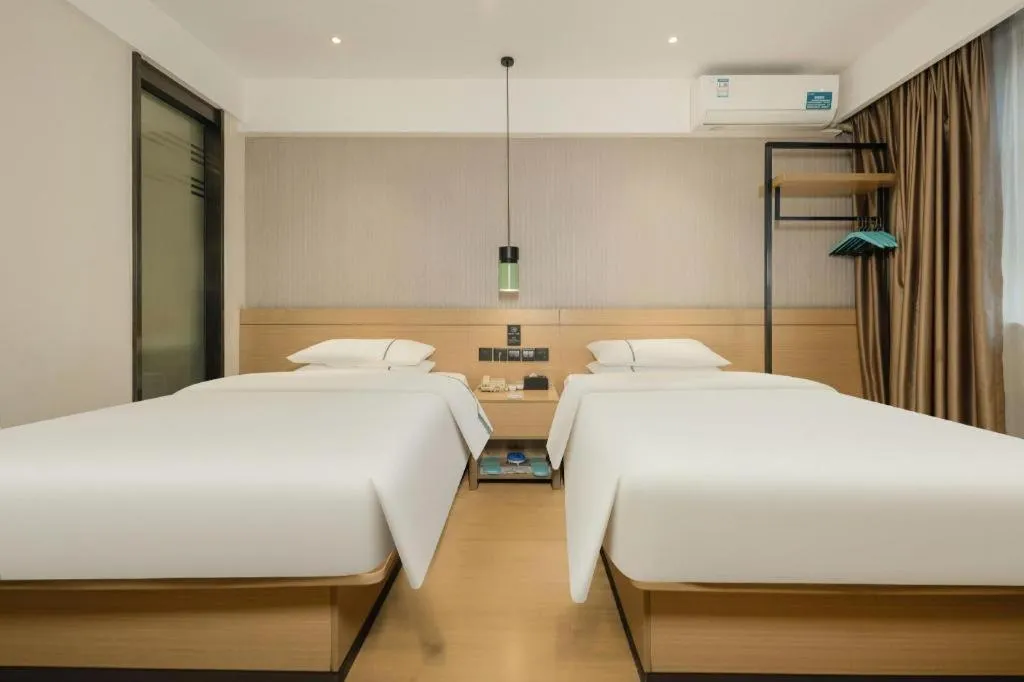 Bed in City Comfort Inn Wuzhou Municipal Government Vocational College