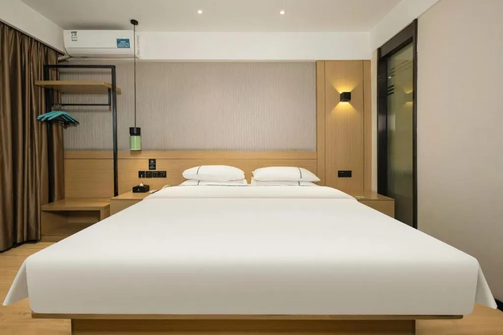 Bed in City Comfort Inn Wuzhou Municipal Government Vocational College
