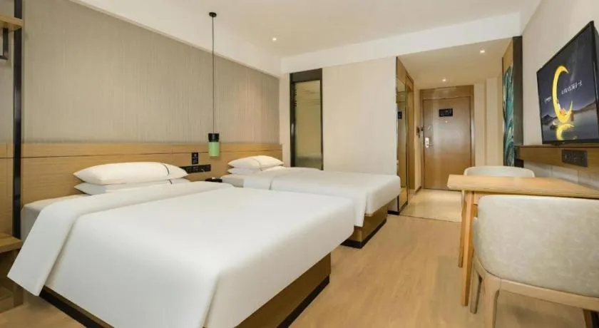 Bed in City Comfort Inn Wuzhou Municipal Government Vocational College