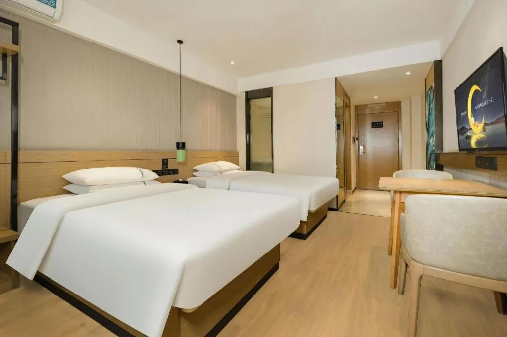 Bed in City Comfort Inn Wuzhou Municipal Government Vocational College