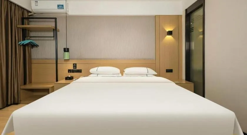 Bed in City Comfort Inn Wuzhou Municipal Government Vocational College