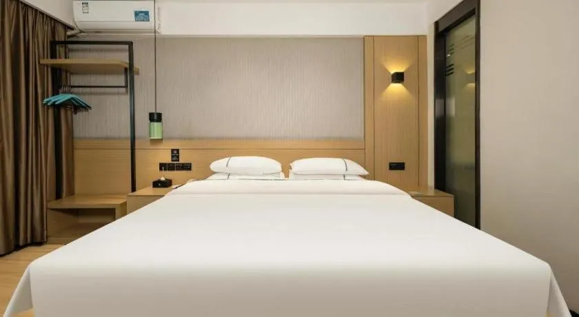 Bed in City Comfort Inn Wuzhou Municipal Government Vocational College