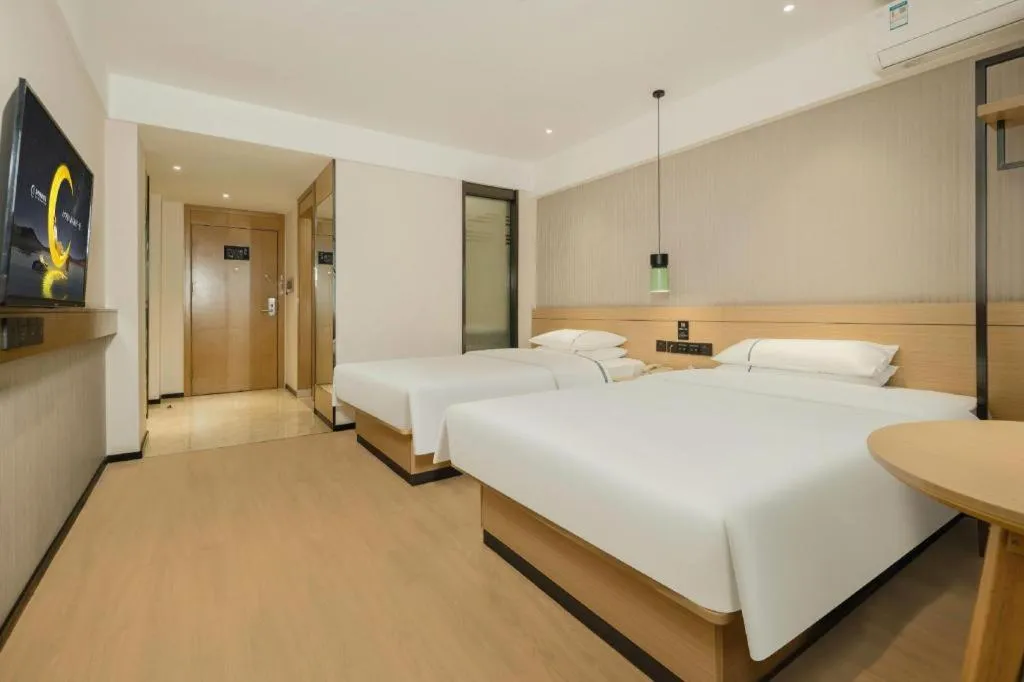 Bed in City Comfort Inn Wuzhou Municipal Government Vocational College