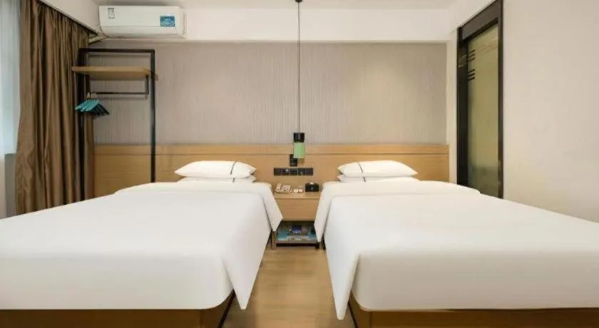 Bed in City Comfort Inn Wuzhou Municipal Government Vocational College