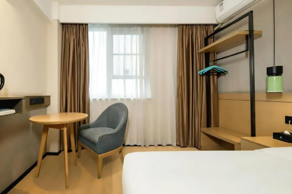 Bed in City Comfort Inn Wuzhou Municipal Government Vocational College