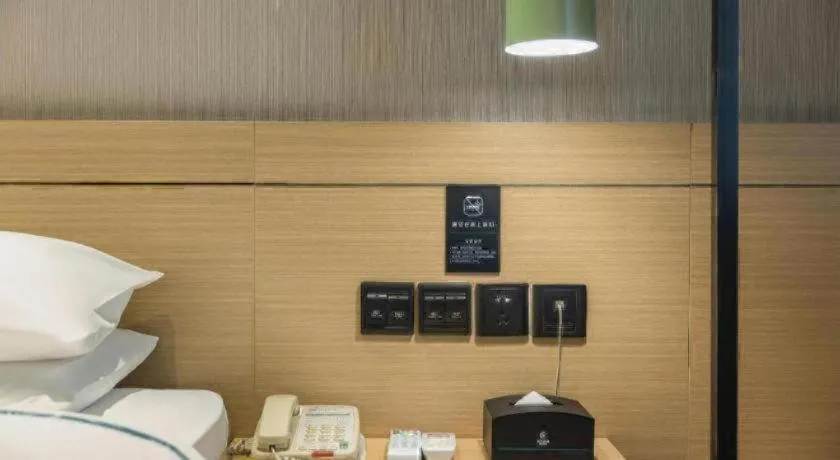 Bed in City Comfort Inn Wuzhou Municipal Government Vocational College