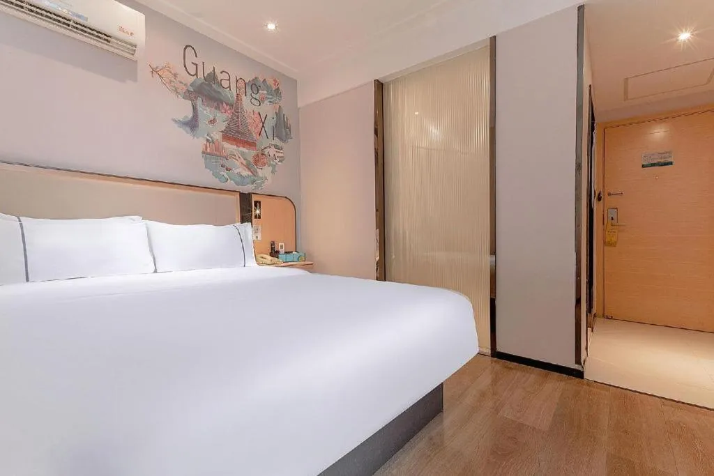 Bed in City Comfort Inn Liuzhou High-speed Railway Station