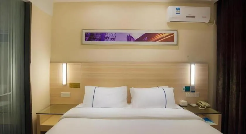 Bed in City Comfort Inn Liuzhou High-speed Railway Station