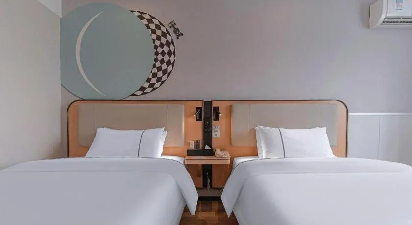 Bed in City Comfort Inn Liuzhou High-speed Railway Station