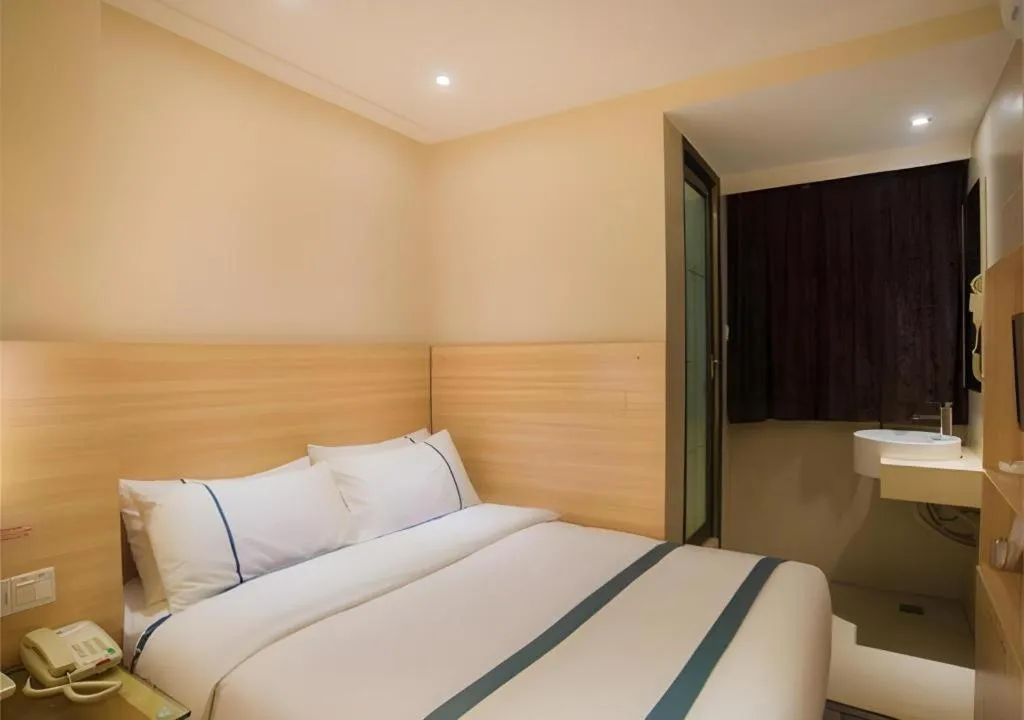 Bed in City Comfort Inn Liuzhou High-speed Railway Station