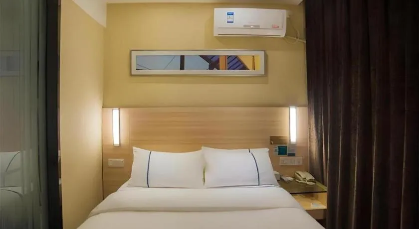 Bed in City Comfort Inn Liuzhou High-speed Railway Station