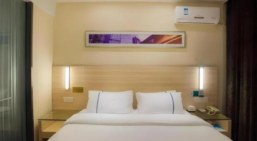 Bed in City Comfort Inn Liuzhou High-speed Railway Station