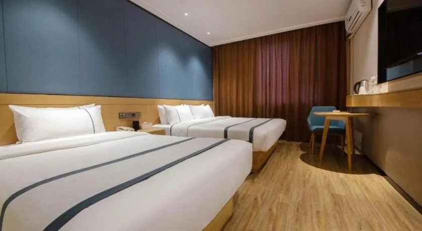 Bed in City Comfort Inn Guilin Two Rivers and Four Lakes Sun and Moon Shuangta