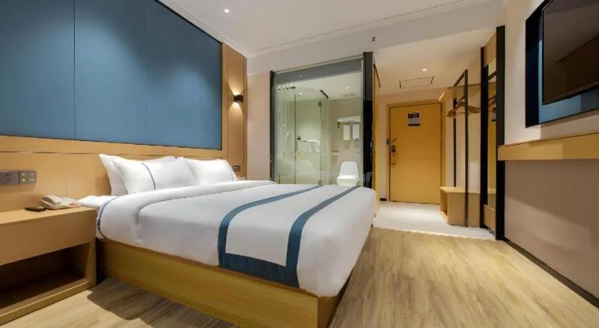 Bed in City Comfort Inn Guilin Two Rivers and Four Lakes Sun and Moon Shuangta