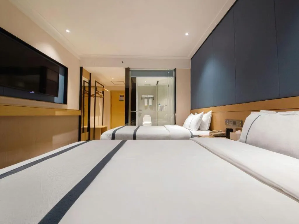 Bed in City Comfort Inn Guilin Two Rivers and Four Lakes Sun and Moon Shuangta