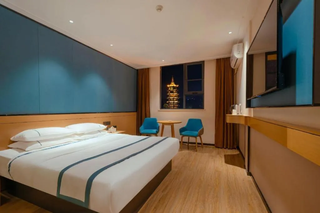 Bed in City Comfort Inn Guilin Two Rivers and Four Lakes Sun and Moon Shuangta