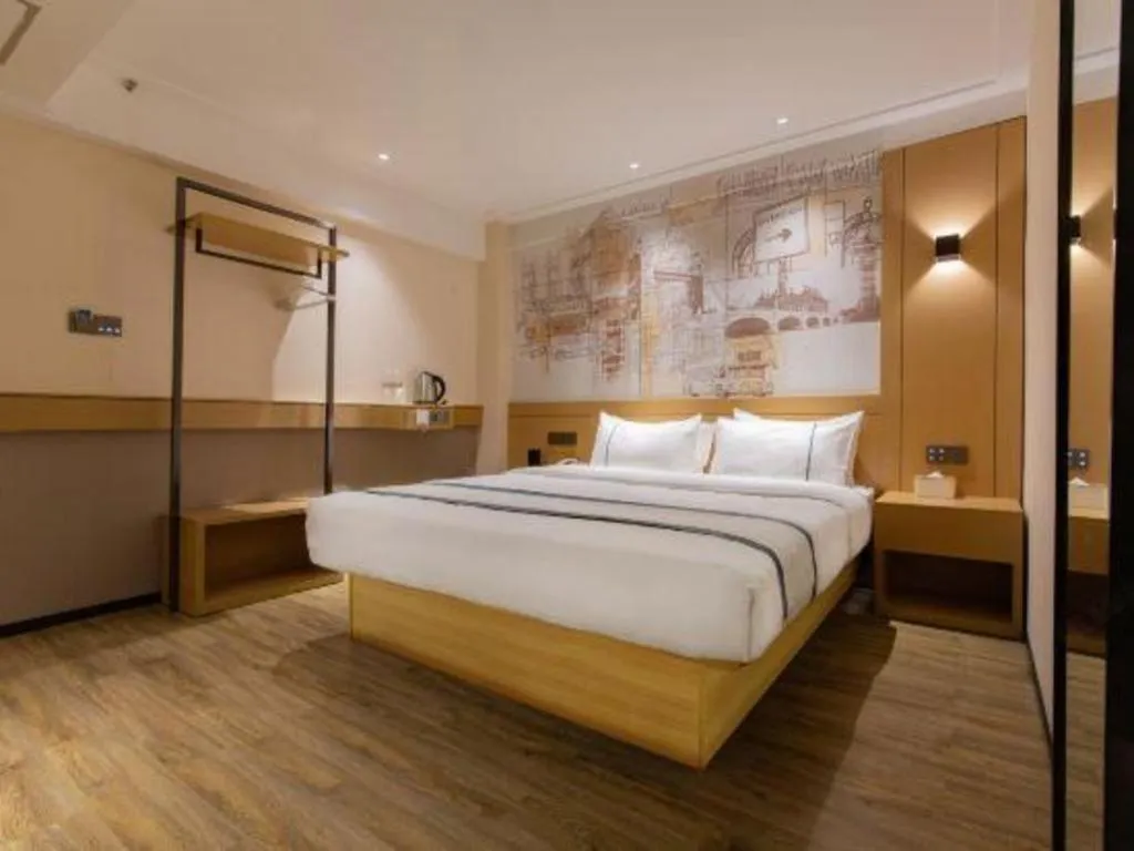 Bed in City Comfort Inn Guilin Two Rivers and Four Lakes Sun and Moon Shuangta