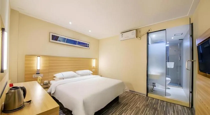 Bed in City Comfort Inn Guilin Two Rivers and Four Lakes Sun and Moon Shuangta