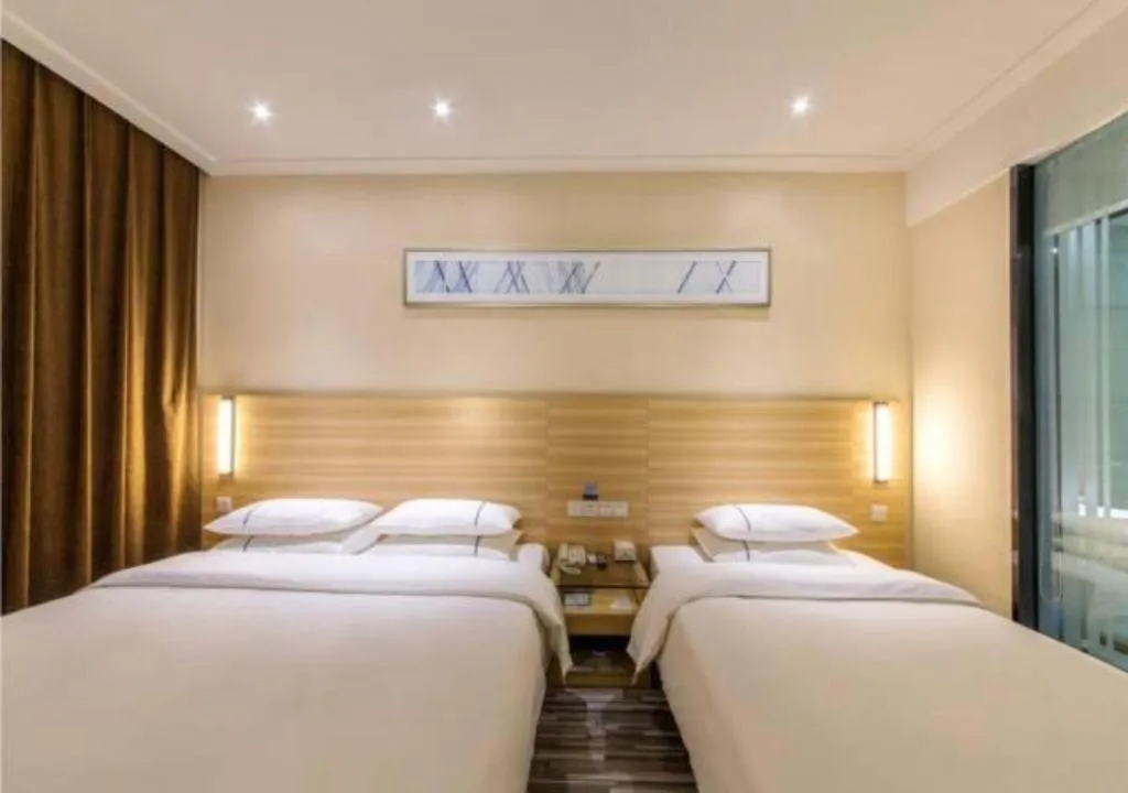 Bed in City Comfort Inn Guilin Two Rivers and Four Lakes Sun and Moon Shuangta