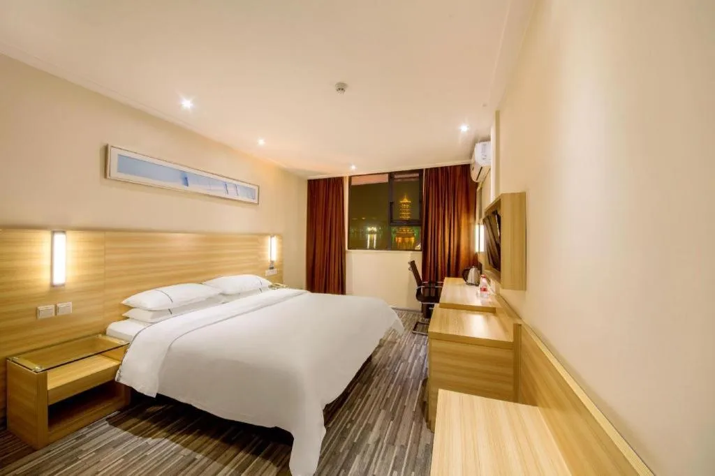 Bed in City Comfort Inn Guilin Two Rivers and Four Lakes Sun and Moon Shuangta