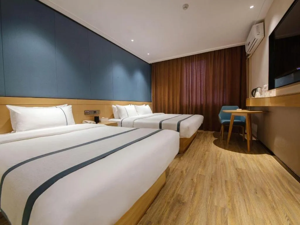 Bed in City Comfort Inn Guilin Two Rivers and Four Lakes Sun and Moon Shuangta