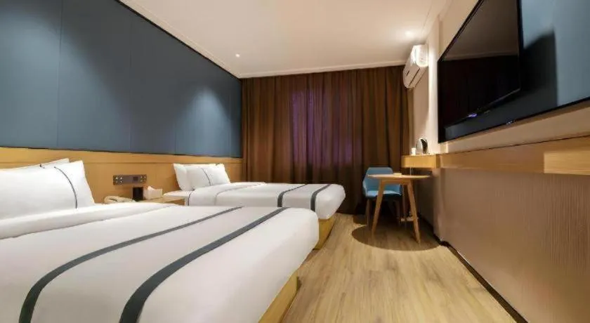 Bed in City Comfort Inn Guilin Two Rivers and Four Lakes Sun and Moon Shuangta