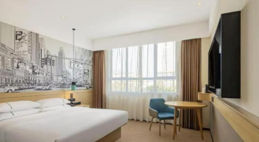 Bed in City Comfort Inn Guilin Two Rivers and Four Lakes Sun and Moon Shuangta