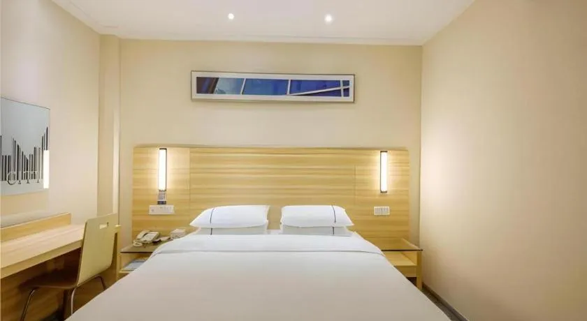 Bed in City Comfort Inn Guilin Two Rivers and Four Lakes Sun and Moon Shuangta