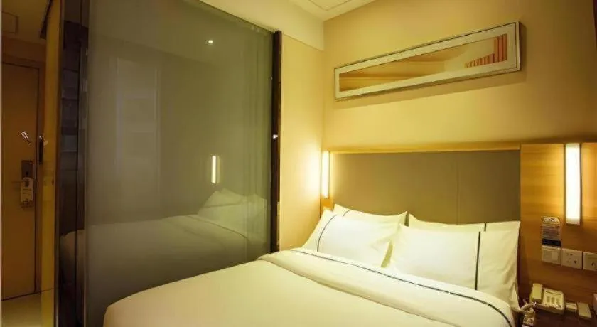 Bed in City Comfort Inn Wuzhou Bus Station