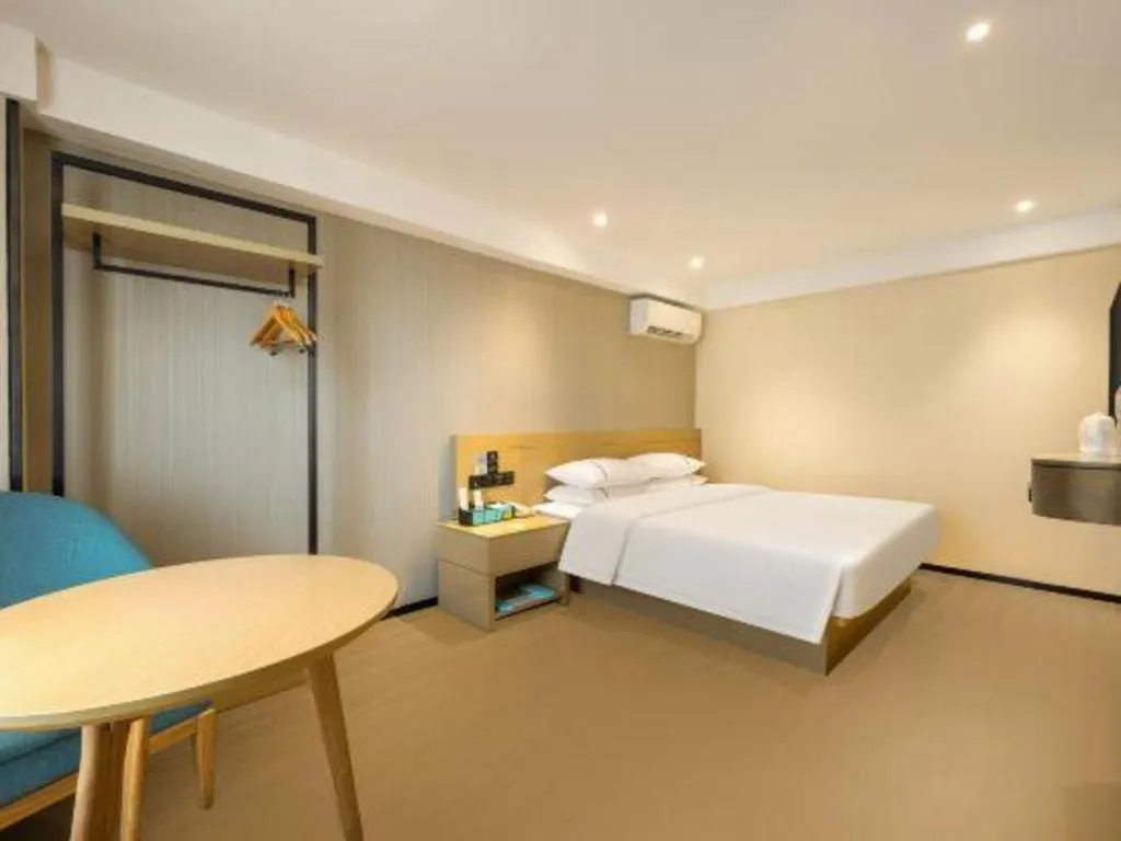 Bed in City Comfort Inn Liuzhou Wuxing Walking Street Zhonghuan Tower