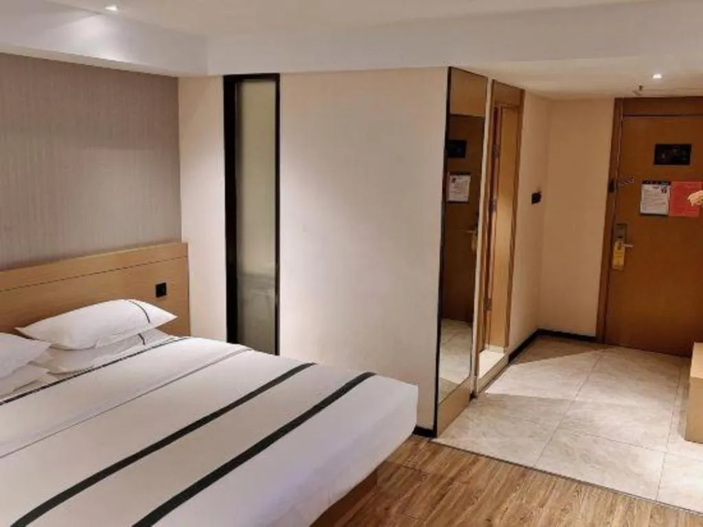 Bed in City Comfort Inn Liuzhou Wuxing Walking Street Zhonghuan Tower