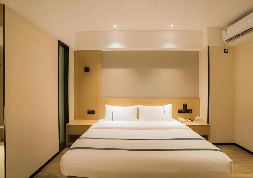 Bed in City Comfort Inn Liuzhou Wuxing Walking Street Zhonghuan Tower
