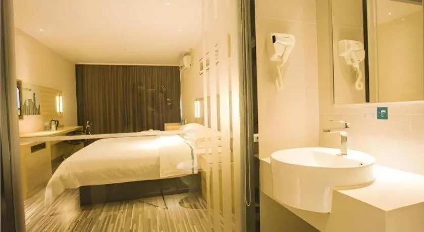 Bed in City Comfort Inn Zhanjiang South Railway Station