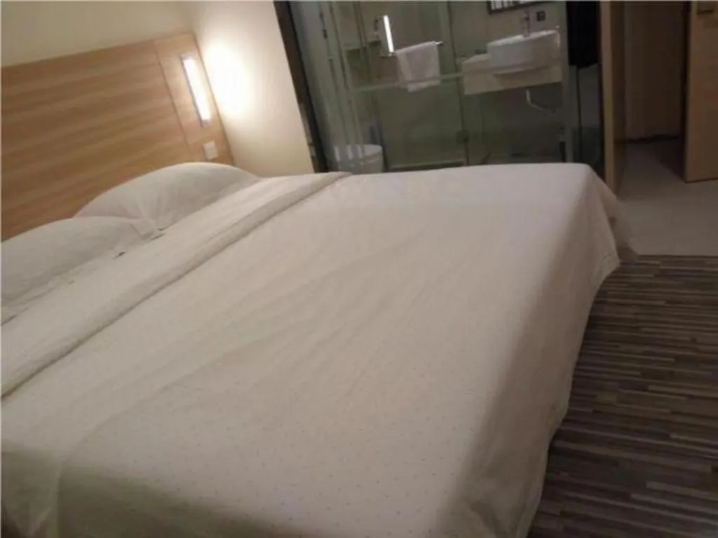 Bed in City Comfort Inn Zhongshan Dongsheng One Plus One