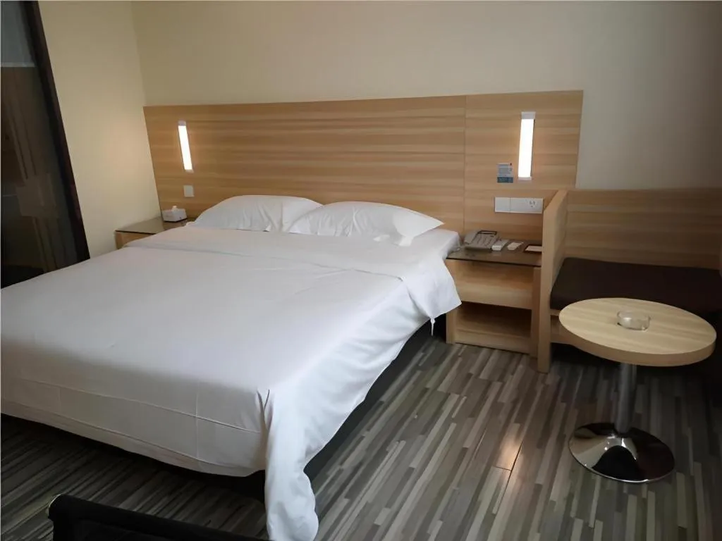 Bed in City Comfort Inn Zhongshan Dongsheng One Plus One