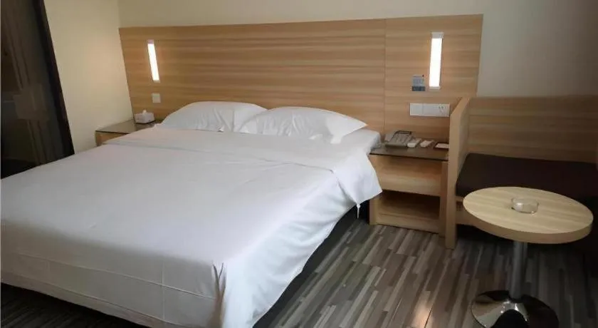 Bed in City Comfort Inn Zhongshan Dongsheng One Plus One