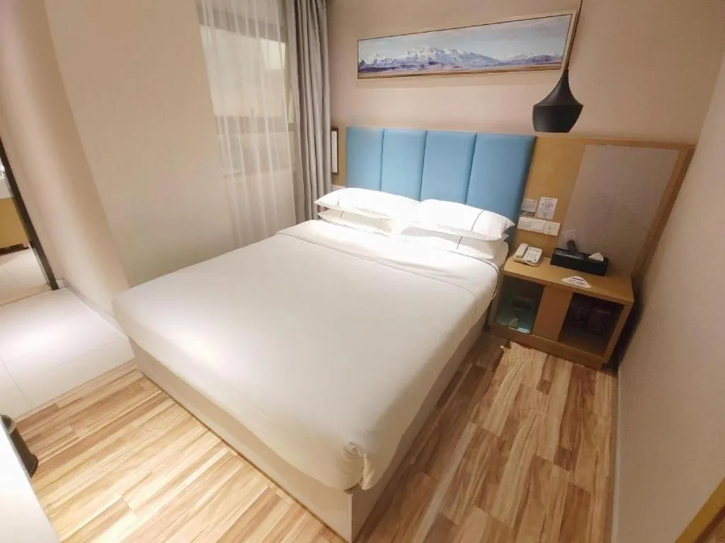Bed in City Comfort Inn Jingzhou Wanda Plaza