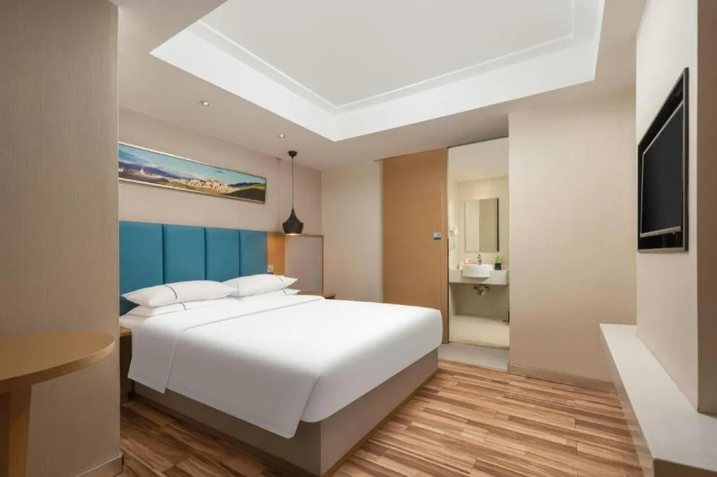 Bed in City Comfort Inn Jingzhou Wanda Plaza
