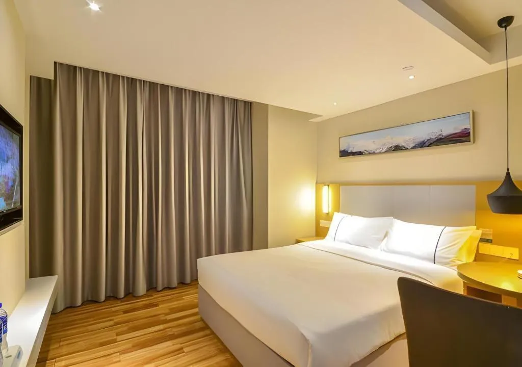 Bed in City Comfort Inn Jingzhou Wanda Plaza