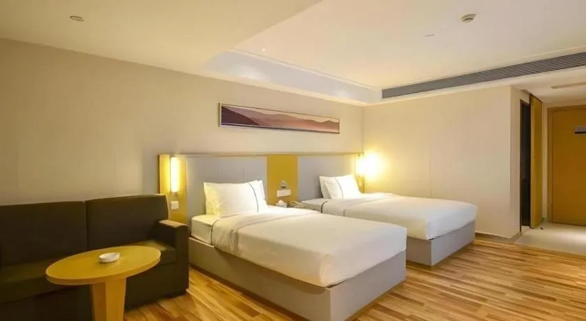 Bed in City Comfort Inn Jingzhou Wanda Plaza