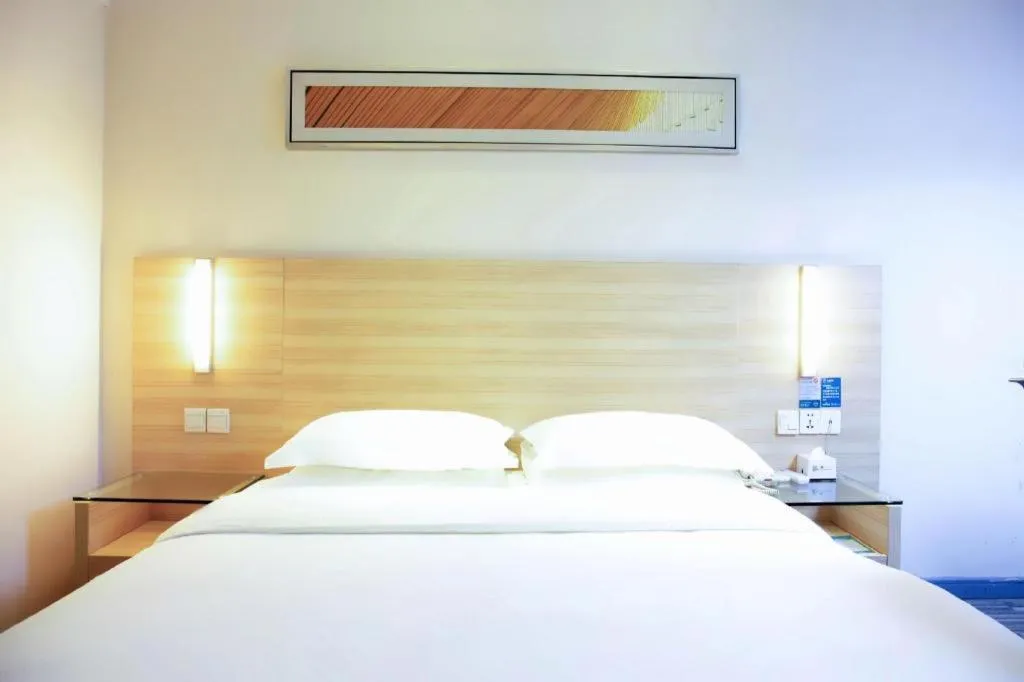 Bed in City Comfort Inn Tianmen East Lake Wanda Plaza