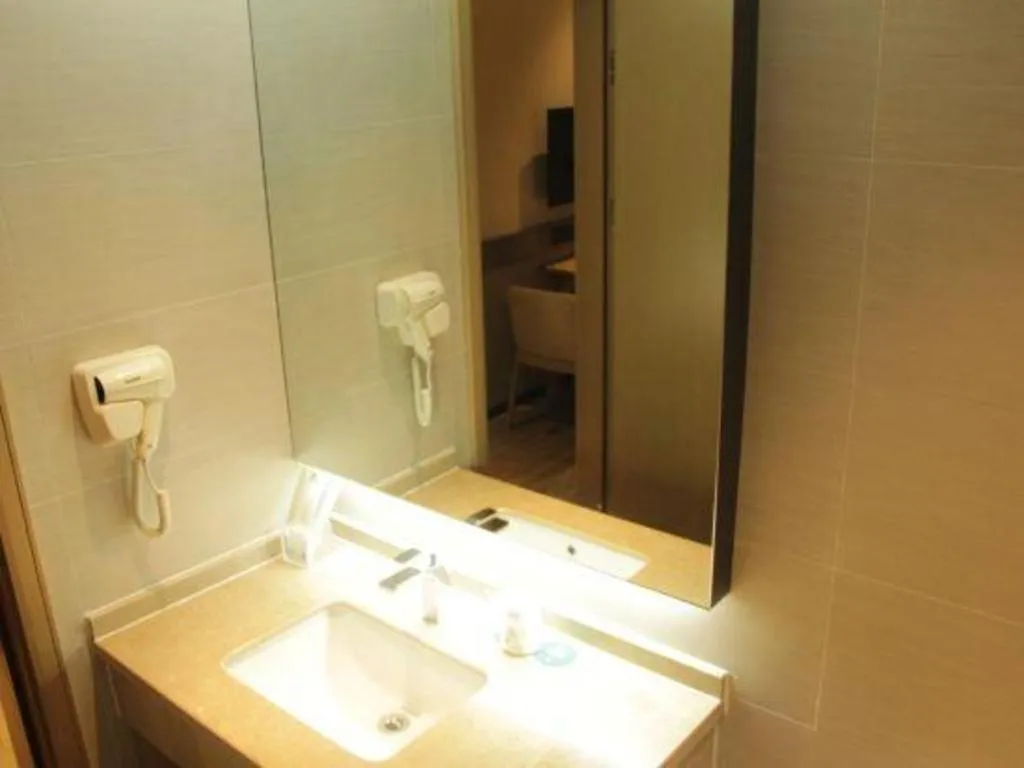 City Comfort Inn Huanggang Wuxue Bus Center