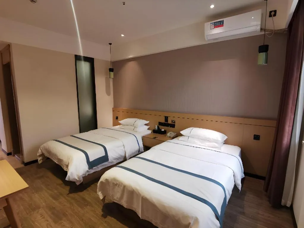 Bed in City Comfort Inn Huanggang Wuxue Bus Center