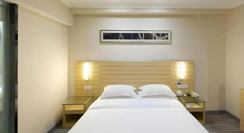 Bed in City Comfort Inn Wuhan Dream Times Baotong Temple Metro Station